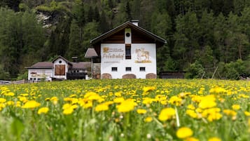 Ein Gebäude mit einem Schild für 'Peitenhof' und dem Logo von 'URLAUB AG'.