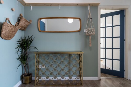 Elegant 2BR Top Floor Apt w/ Parking
