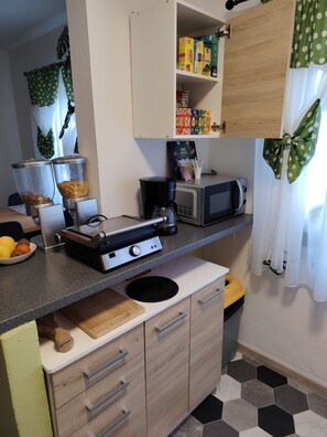A kitchen with a microwave, coffee maker, and a fruit bowl. - Serene 6-bedroom house in Vrelo Koreničko perfect for groups (Vrelo Koreničko)