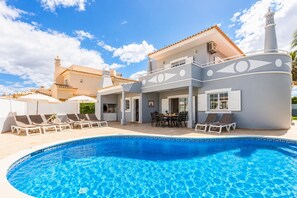 A two-story house with a swimming pool, outdoor seating, and a covered patio area. - Villa Silva Balbina - Four Bedroom Villa, Sleeps 8 (Albufeira)