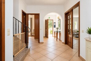 Spacious entrance hall with staircase, arched doorway, traditional wooden details, and bright neutral interiors. - Villa Silva Balbina - Four Bedroom Villa, Sleeps 8 (Albufeira)