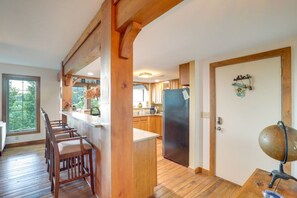 Kitchen | Breakfast Bar | Natural Light - Mtn-View Condo w Private Balcony in Burnsville (Burnsville)