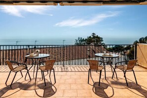 Outdoor dining - Villa Garden | Pool | Billiard | BBQ | Fireplace (Vélez-Málaga)