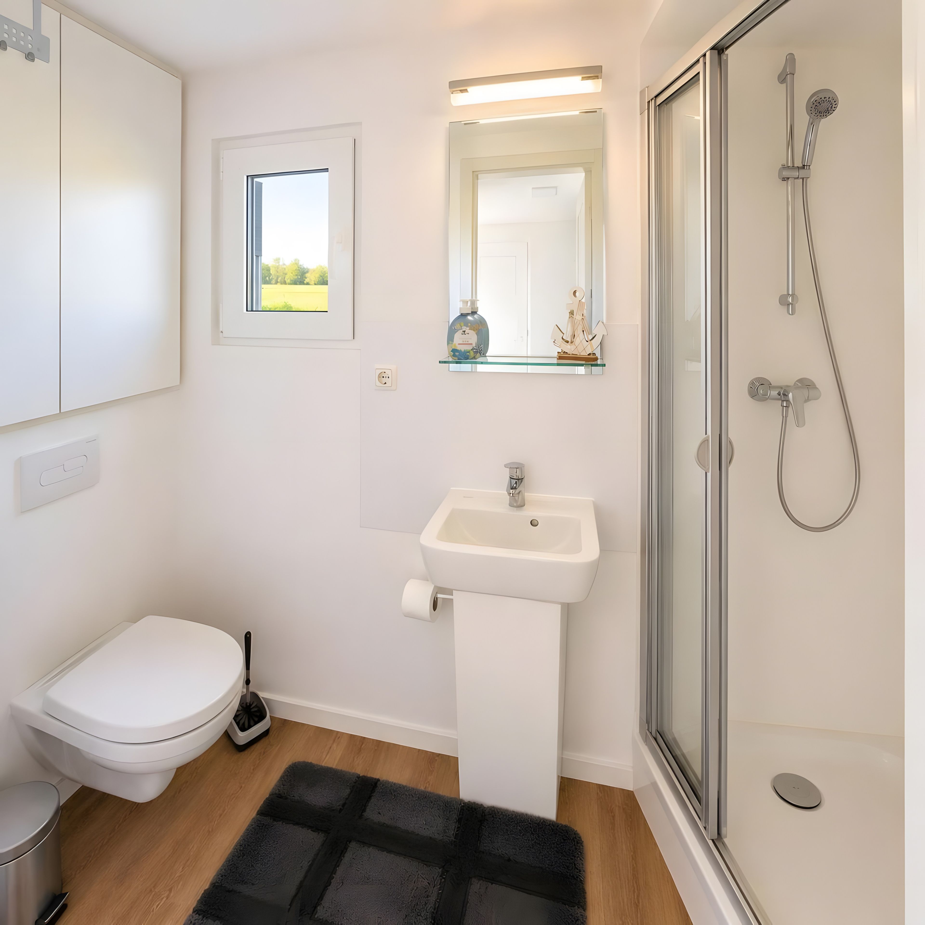 Ein Badezimmer mit Toilette, Waschbecken und Dusche.