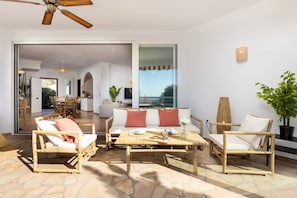 A modern living room with a sofa, chairs, and a coffee table. - Villa Selvatic | Pool | Cinema | Sauna | Mini Golf (Arenas)