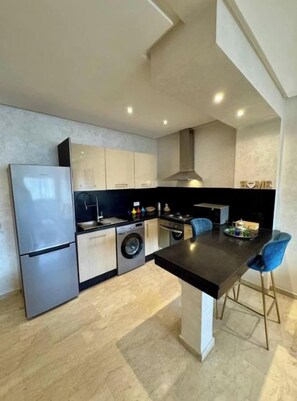 Private kitchen - Spacious Apt • Terrace & Parking | Heart of Guéliz (Marrakesh)