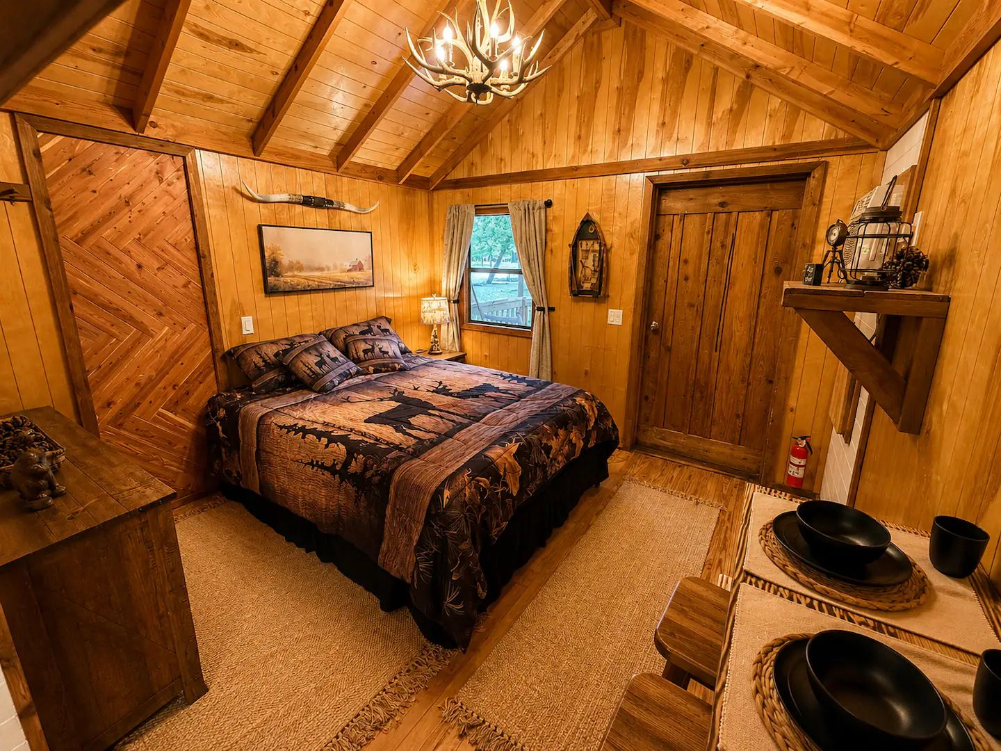 Una habitación acogedora de madera con una cama, un escritorio y una ventana.