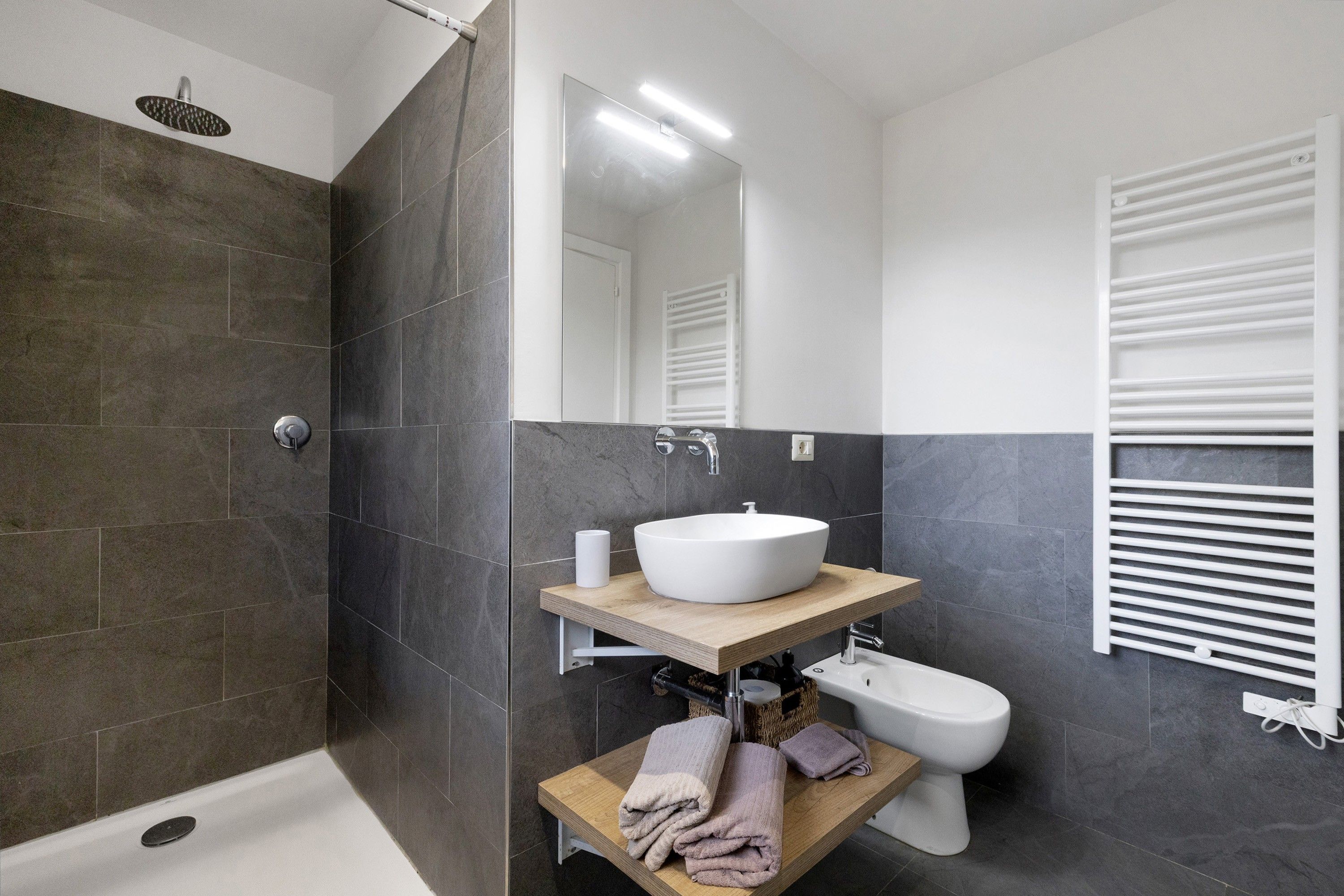 Un baño moderno con bañera, lavamanos y retrete.