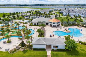 Ein Resort mit mehreren Schwimmbecken, einem Golfplatz und einem großen Gebäude mit einer Kuppel.