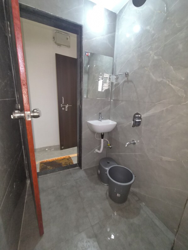 Un bany amb vàter, bidet i rentapel.