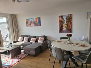 Interior - Casa Málaga – Lake View, Balcony, and Indoor Pool on Lake Sorpe, Accommodates Up to 5 Guests (Sundern (Sauerland))