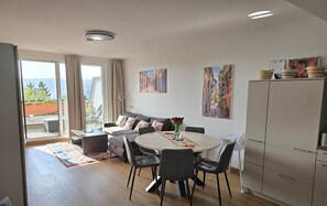 Living area - Casa Málaga – Lake View, Balcony, and Indoor Pool on Lake Sorpe, Accommodates Up to 5 Guests (Sundern (Sauerland))
