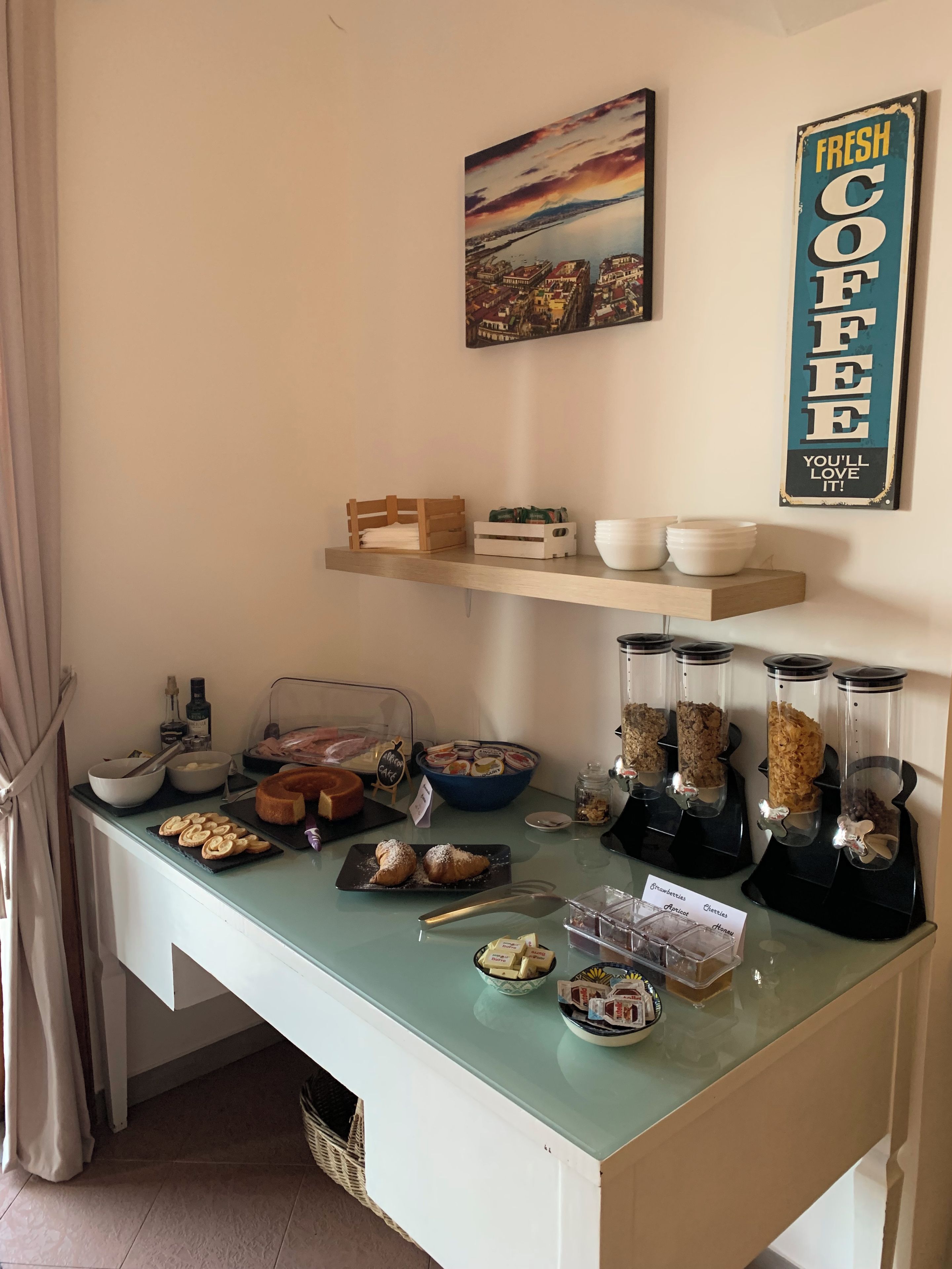 Un bufé de desayuno con diferentes opciones de comida y una estación de café.