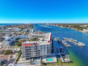 A coastal hotel with multiple floors, a swimming pool, and a marina with boats. - 🎣 Palm Court Yacht Club 312A | Waterfront Views, Pool & Fishing Dock 🌊 (Fort Walton Beach)