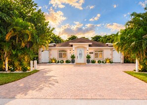 Exterior - 2-bedroom apartment in gorgeous Naples with cool AC breeze (Naples)