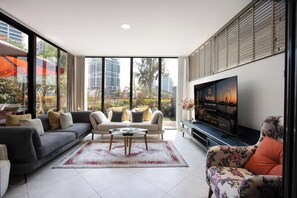 Una sala de estar moderna con un sofá, una mesa de centro y un televisor.