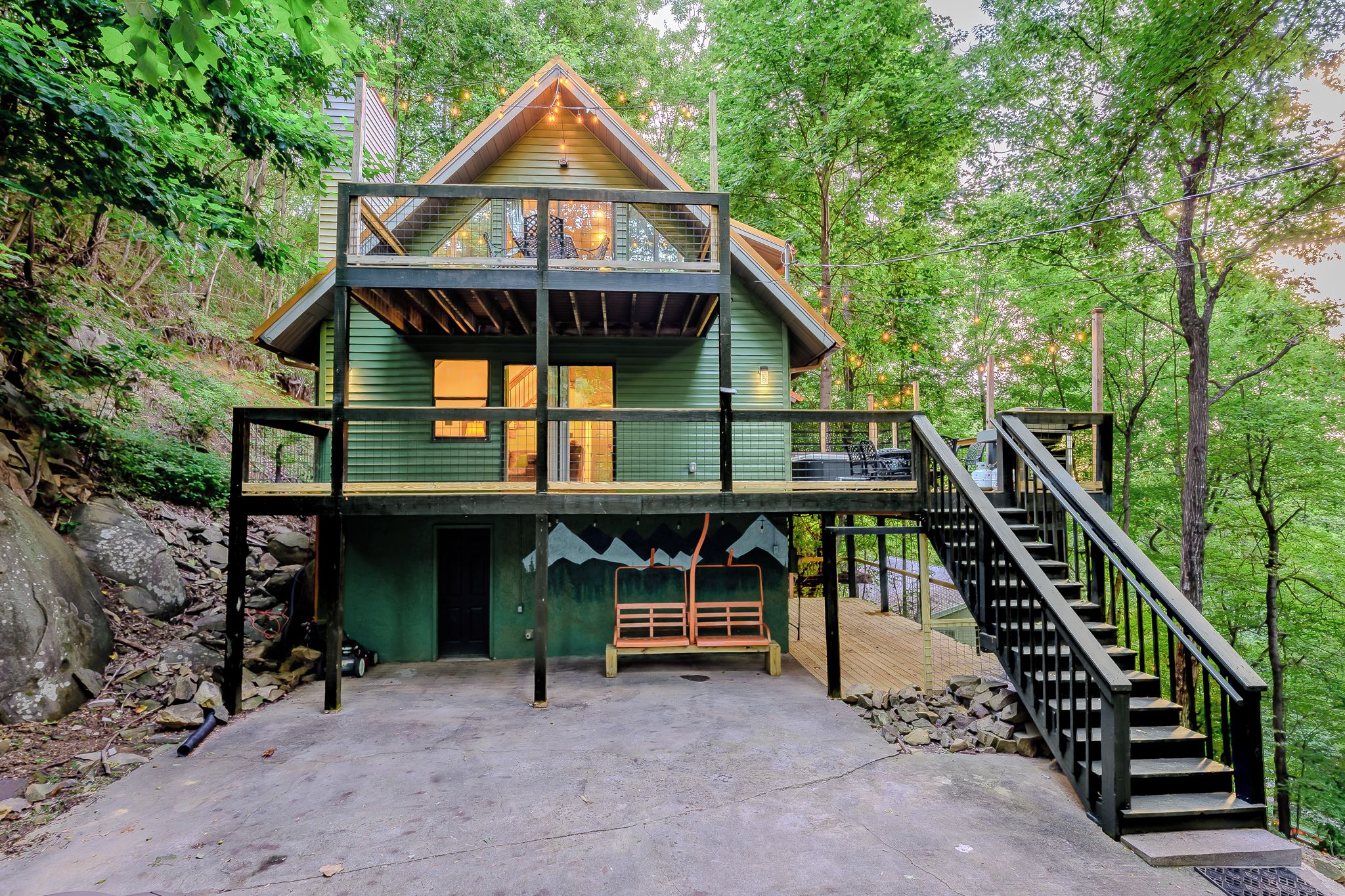 Front view of Trailhead Lodge