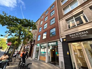A street view with a building housing an InnoDerm Aesthetic Clinic. - City Court - Stylish 1BR Home in the City (London)