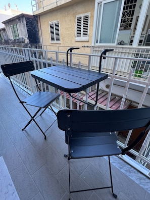 Outdoor dining - Giudecca 10 Guest House (Reggio Calabria)