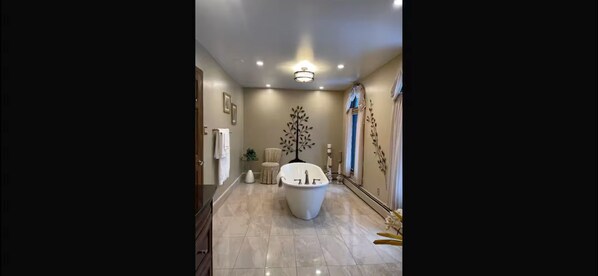 Bathroom - Richmond inn room 100 shared bathroom (Thunder Bay)