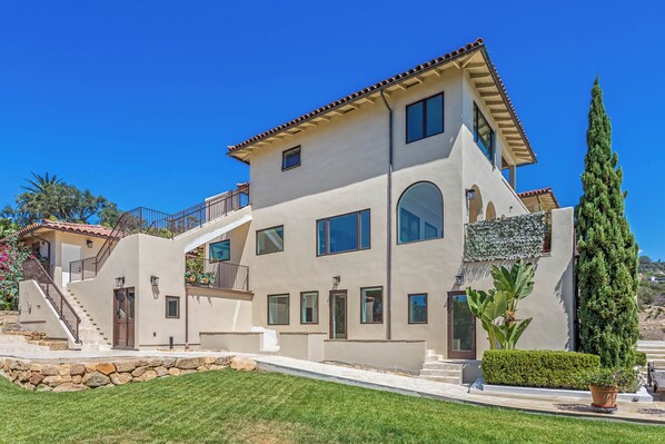 Unclassified image, 1 of 19, button - Modern Furnished Santa Barbara Courtyard Retreat with Private Deck & Pool (Santa Barbara)