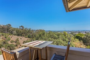 Outdoor dining - Modern Furnished Santa Barbara Courtyard Retreat with Private Deck & Pool (Santa Barbara)