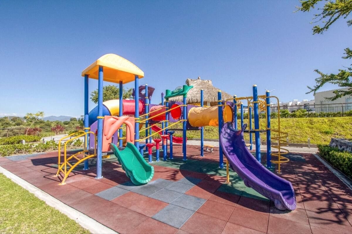 Un parque infantil con toboganes y estructuras para escalar.