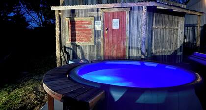 Lake Texoma’s 4 Bed/4bath Hidden Gem–Private Lodge, Hot Tub, Fishing & Farm Fun,