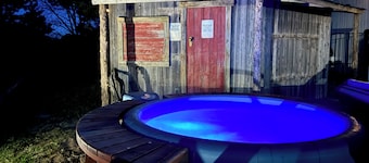 Lake Texoma’s 4 Bed/4bath Hidden Gem–Private Lodge, Hot Tub, Fishing & Farm Fun,