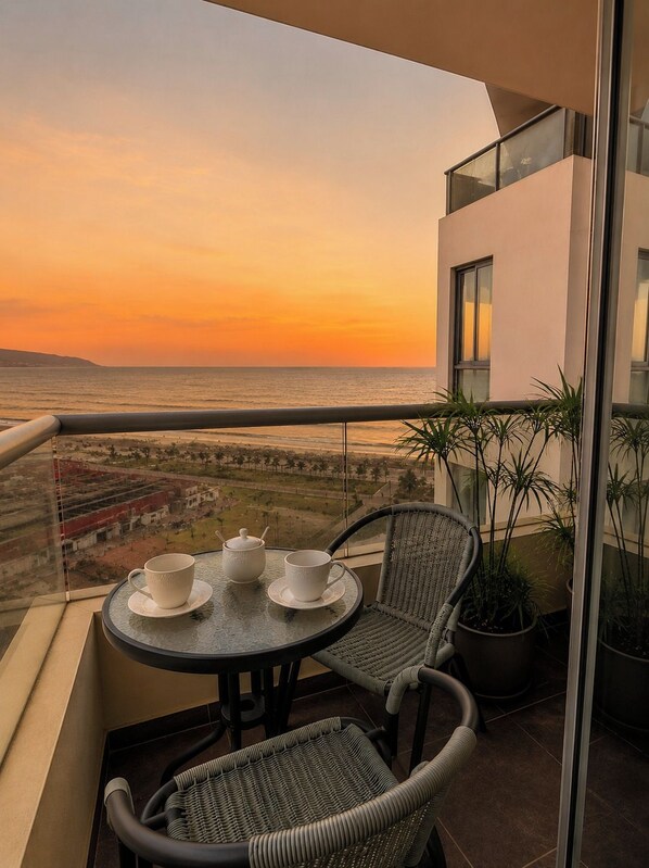 Outdoor dining - Apartment with an ocean view and a terrace. (San Miguel)