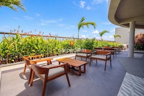 Outdoor dining - Silo 215 in Recife Antigo With Two Leisure Rooftops, Pools, Gym, Coworking and Sea View, Near Marco Zero by Carpediem (Recife)