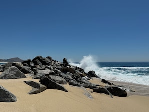 En stenet strand med brændende bølger.