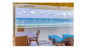 Outdoor dining - Oceanfront 2BR Christmas & New Years Escape Beachfront in Simpson Bay St Maarten (Simpson Bay)