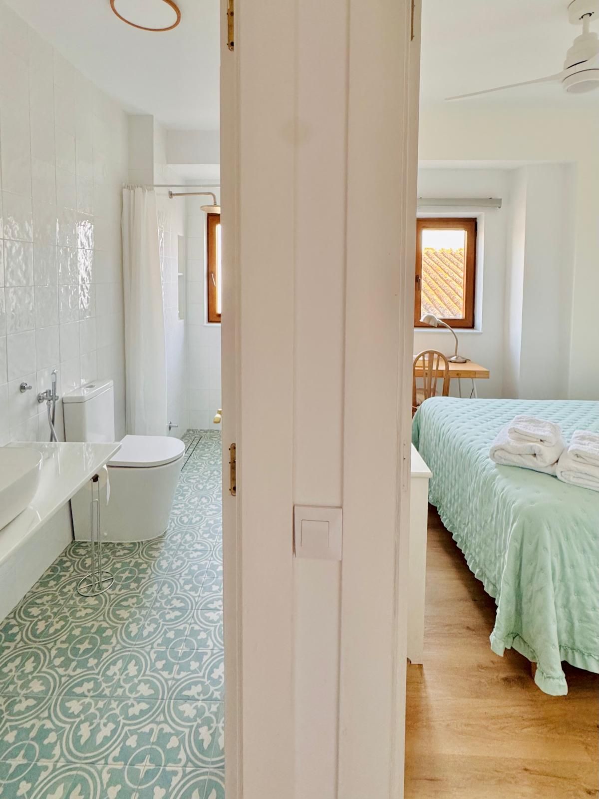 Une salle de bain équipée de toilettes, d’une baignoire et d’une douche.