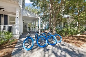 Un porche abrité avec un support à vélos où sont rangées plusieurs bicyclettes.