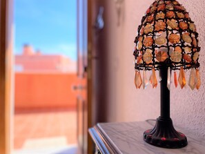 A lamp with a decorative glass shade on a table. - Coastal Family Apartment in Roquetas de Mar (Roquetas de Mar)