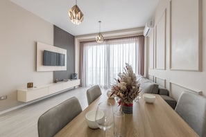 Dining - Luxurious Panoramic Apartment (Tiranë)