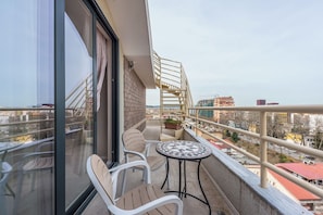 Outdoor dining - Luxurious Panoramic Apartment (Tiranë)