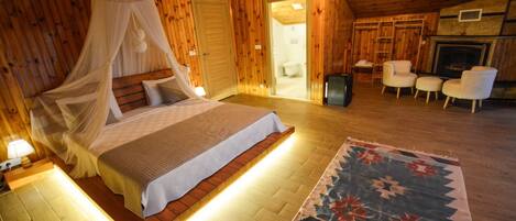 Acogedor dormitorio de cabaña de madera con cama, alfombra y chimenea.