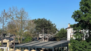 Un restaurante a la orilla del lago con terraza y barcos.