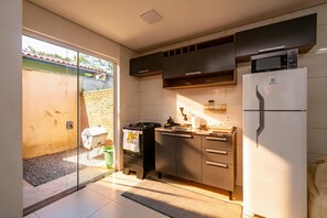 Eine moderne Küche mit eingebautem Ofen, Mikrowelle und Kühlschrank.