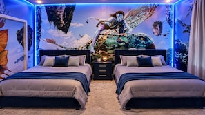 Ein Schlafzimmer mit zwei Betten, einem Wandgemälde und einem Nachttisch.