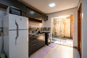 Eine moderne Küche mit Kühlschrank, Herd und Mikrowelle.