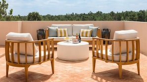 A rooftop terrace with a sofa set, two armchairs, and a round coffee table. - Ando Living - Comporta Villas - Villa 4 (Carvalhal)