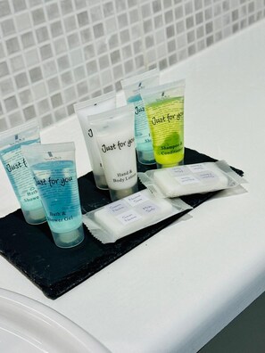 Toiletries arranged on a black tray in a bathroom. - Modern Finnieston 2 Bed Apt, near SEC & OVO, Free Parking (Glasgow)