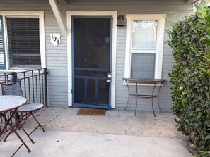 Outdoor dining - Fabulous 1-bedroom bed & breakfast in charming Chula Vista (Chula Vista)