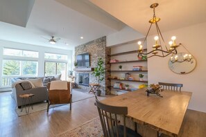 Living area - Stunning Ski-in/ski-out Condo in Ledgewood (Ludlow)