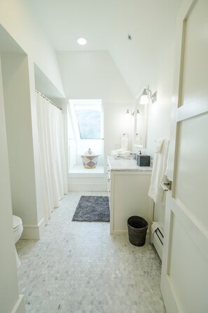 Bathroom - Stunning Ski-in/ski-out Condo in Ledgewood (Ludlow)