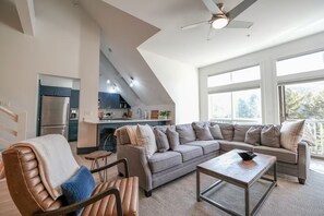 Living area - Stunning Ski-in/ski-out Condo in Ledgewood (Ludlow)