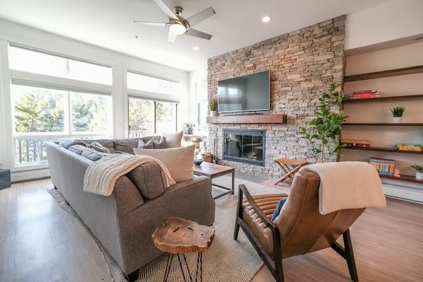 Unclassified image, 1 of 31, button - Stunning Ski-in/ski-out Condo in Ledgewood (Ludlow)